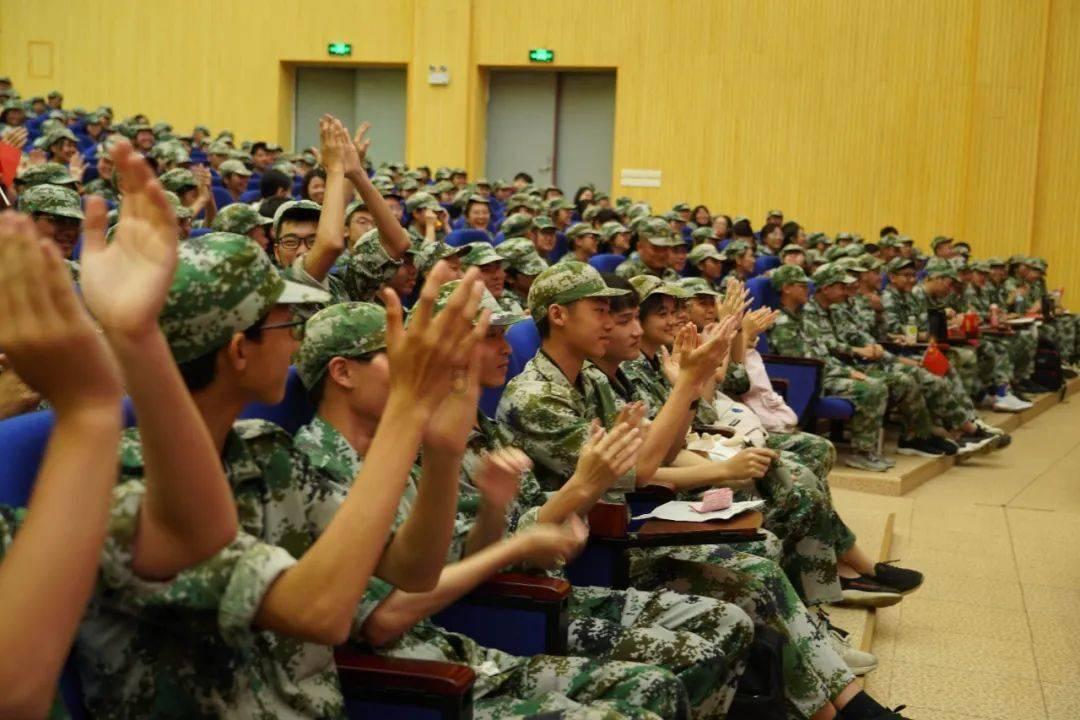男孩对我说我们俩从来都不是谁等谁？游戏画面